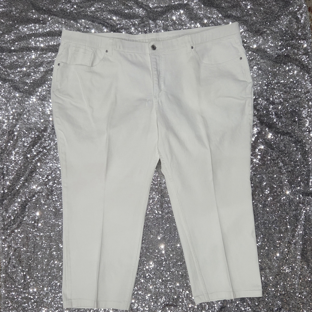 Elegant Women's White Capris
